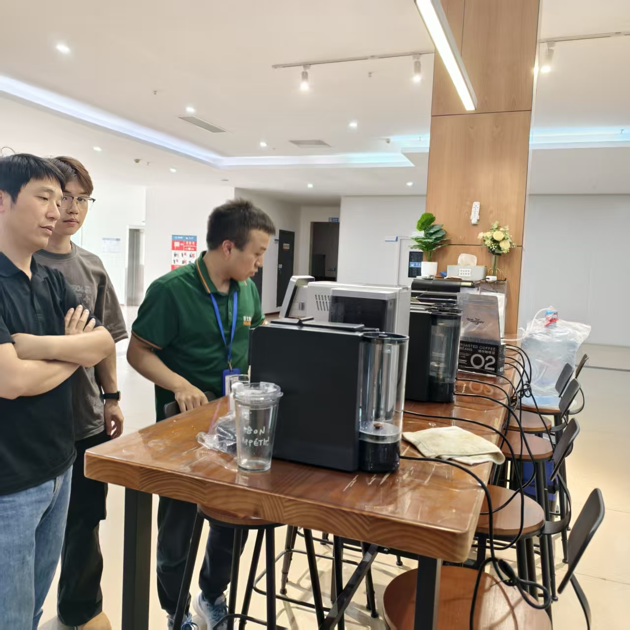 Pengurus Besar Aosom E-COMMERCE INC. Tang Melawat Seaver & Memeriksa Mesin Kopi Automatik Sepenuhnya SV205